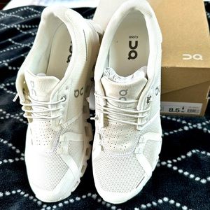 On Running, Cloud 5 athletic shoes